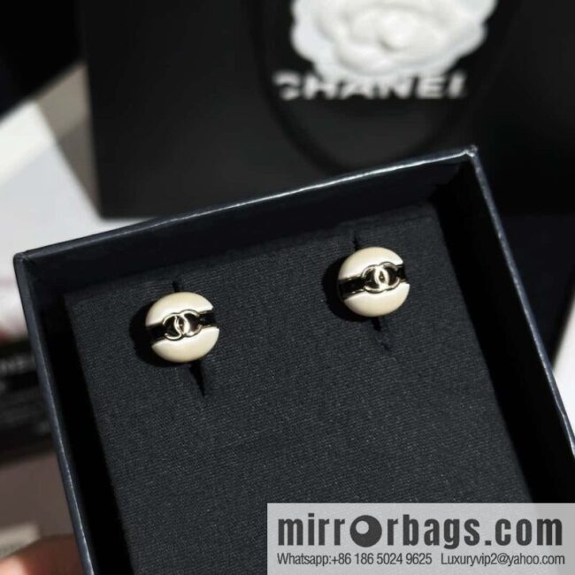 ❗️New ❗️ Chanel stud earrings ☀️ new ☑️ Chanel c1 double c pearl stud earrings ☀️