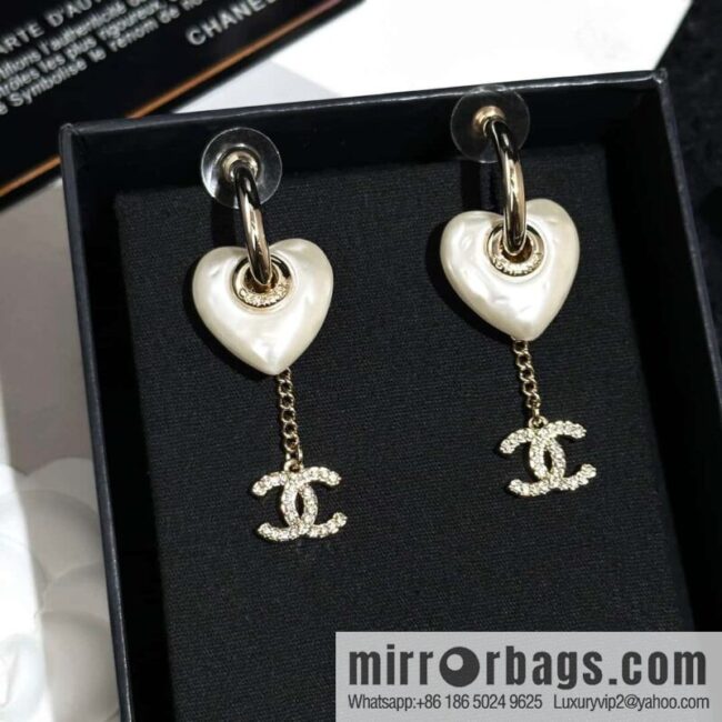 ❗️New ❗️ Chanel stud earrings ☀️ new ☑️ Chanel c3 double c peach heart love stud earrings ☀️