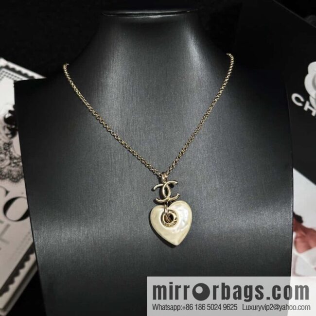 ❗️New ❗️ Chanel necklace ☀️ new ☑️ Chanel peach heart love necklace ☀️