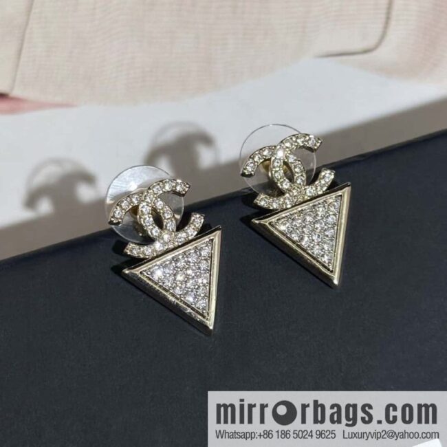 ❗️New ❗️ Chanel stud earrings ☀️ new ☑️ Chanel c2 double c full diamond triangle stud earrings ☀️