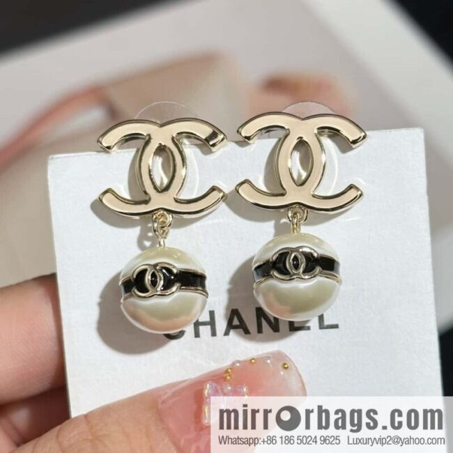 ❗️New ❗️ chanel stud earrings ☀️ new ☑️ chanel c2 double c pearl stud earrings ☀️