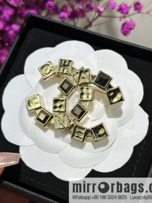 IMG_2252-800x8002emwsbpe5hm128879_20250702210028.jpg ☀️New ☑️ Chanel Double C Square Diamond Letter Brooch