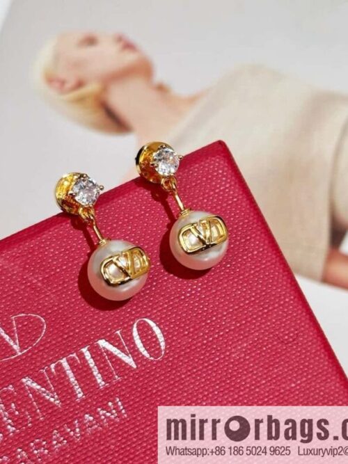 ❗️New ❗️ New ☑️ Valentino pearl stud earrings