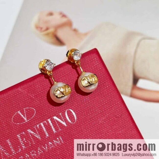 ❗️New ❗️ New ☑️ Valentino pearl stud earrings