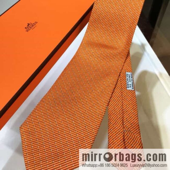Hermes 100% top twill silk + wool inner panda tie