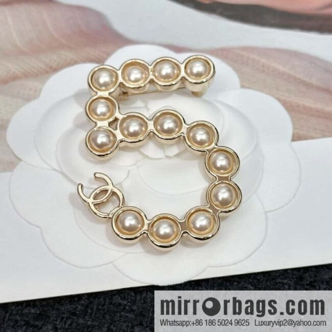 ❗️New ❗️ Chanel brooch ☀️ new ☑️ Chanel 5 character pearl brooch ☀️