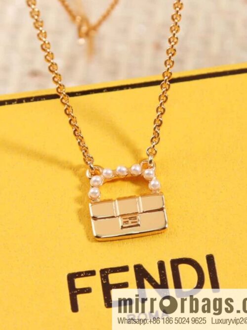 ☀New FENDI Fendi pearl bag necklace ☀