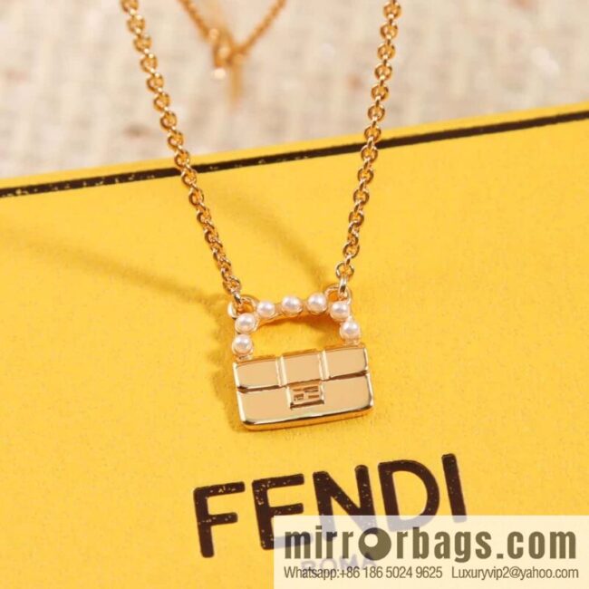 ☀New FENDI Fendi pearl bag necklace ☀
