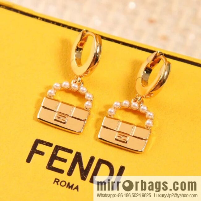 ☀New FENDI Fendi pearl bag stud earrings ☀