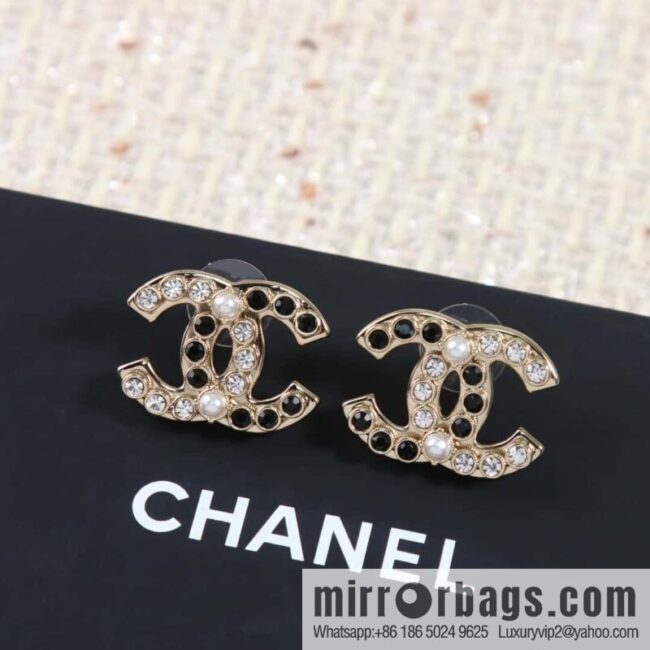 ☀️New ☑️ Chanel C1 double c half black diamond half pearl stud earrings ☀️