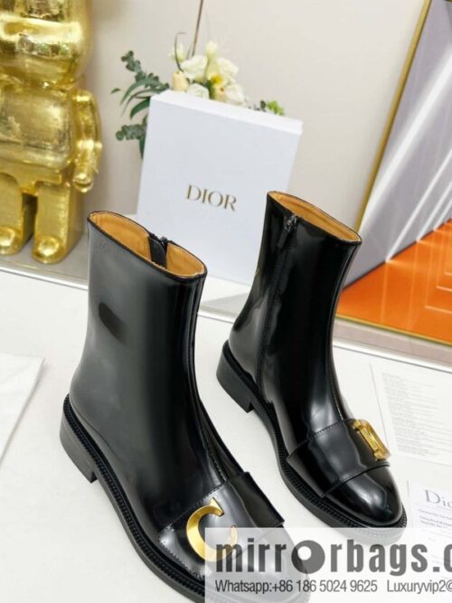 IMG_3499-800x800g1umoidgmtj156038_20250705120528.jpg 🐰🐰Dior\'s latest fashion show in early spring haute couture series, metal letter logo hardware buckle short boots