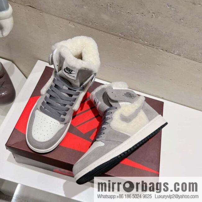 🐰🐰[Couple] Top version 🌈🌈🌈 Nike Nike WMNS Air Jordan 1 Mid \"Light Bone\" AJ1 Jordan generation Chinese help classic retro culture leisure sports basketball shoes