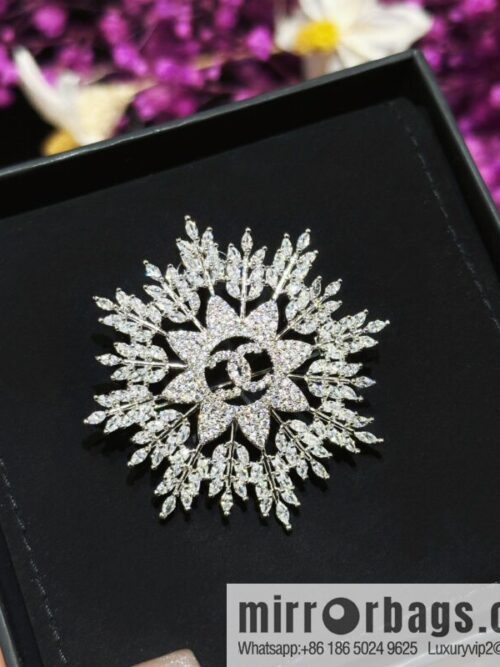 IMG_3859-800x8002l2ngvkw54q124897_20250702183111.jpg ☀️New ☑️ Chanel Double C Full Diamond Snowflake ❄️ Brooch ☀️