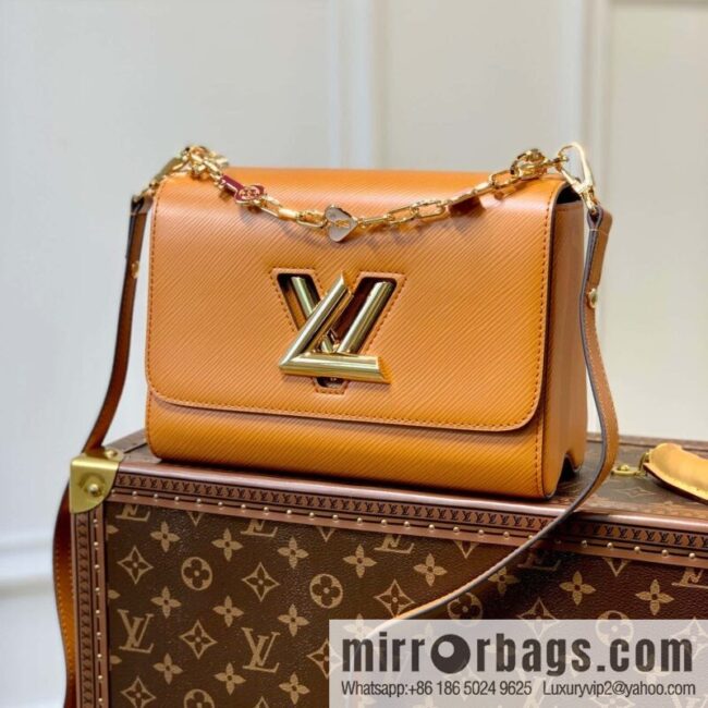 [Twist medium chain bag] M50282