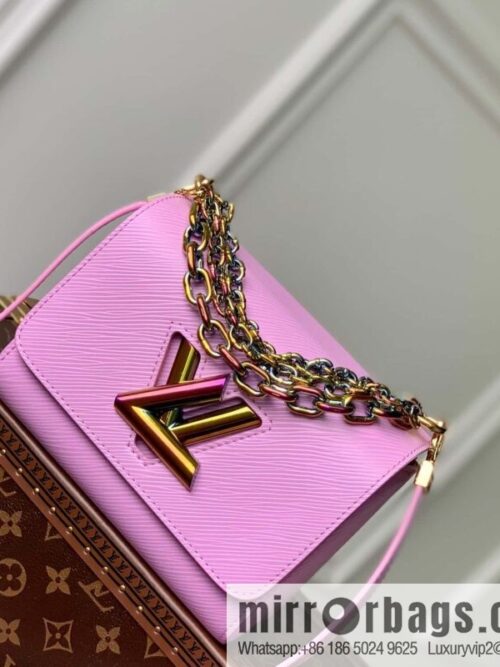 IMG_5416-800x800hyedurtw1ys58680_20250719003304.jpg M22098 TWIST Small Handbag M22098 Purple Rose Red (50332 Rose Red Color Chain)