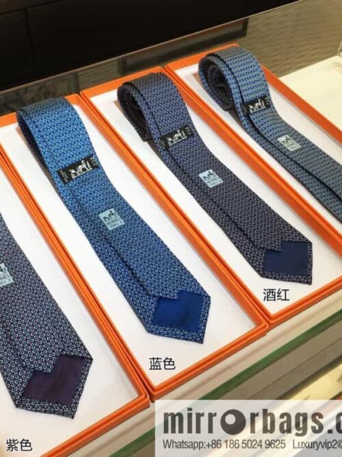Hermes 100% Top Twill Silk Colored Chain Link Tie