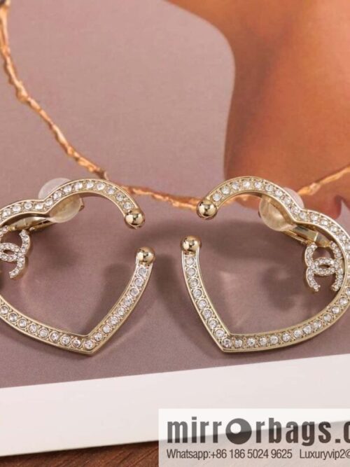 IMG_5781-800x800mc4myqsr4ep144682_20250705044621.jpg New, Chanel C1 full diamond peach heart love earclip earrings.