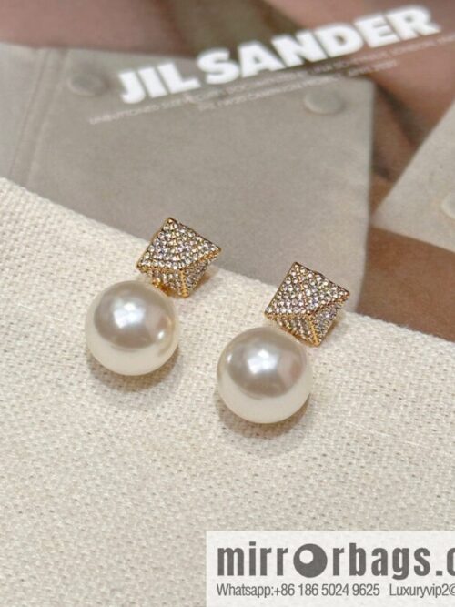 ❗️New ❗️ New ☑️ VALENTINO full diamond pearl stud earrings
