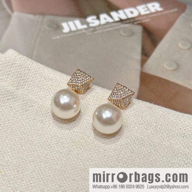 ❗️New ❗️ New ☑️ VALENTINO full diamond pearl stud earrings