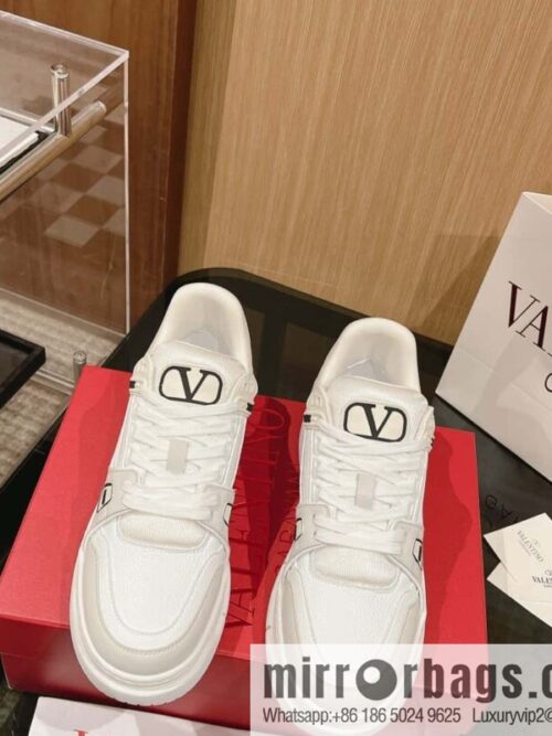 IMG_6328-800x800uxsmobrlkxo143051_20250705035636.jpg 🐰🐰2023 The latest catwalk model Valentino Warren \"Couple limited series casual sports couple model, board shoes