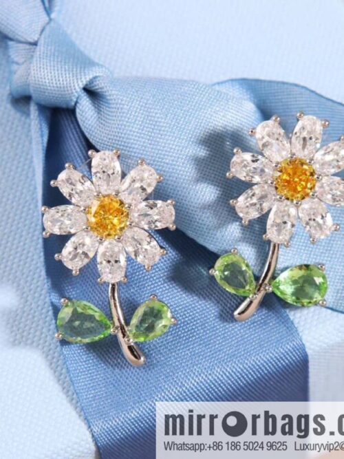 HEFANG little daisy flower stud earrings
