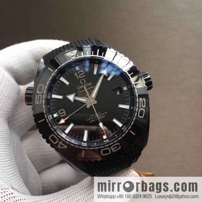 All-black ceramic Ocean Universe 600 meters \"Deep Sea Black\" integrated 8906 movement watch