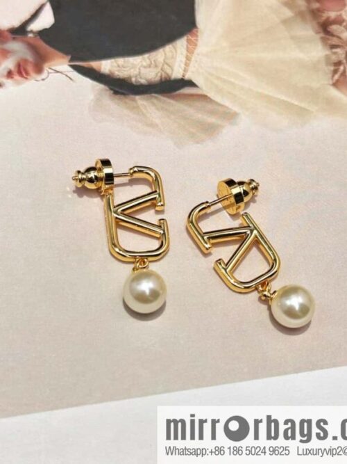 ❗️New ❗️ New ☑️ Valentino gold pearl stud earrings