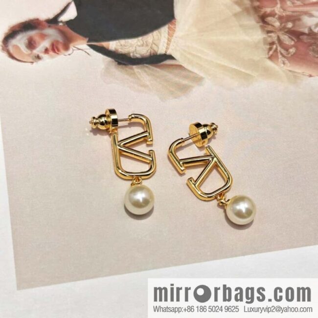❗️New ❗️ New ☑️ Valentino gold pearl stud earrings