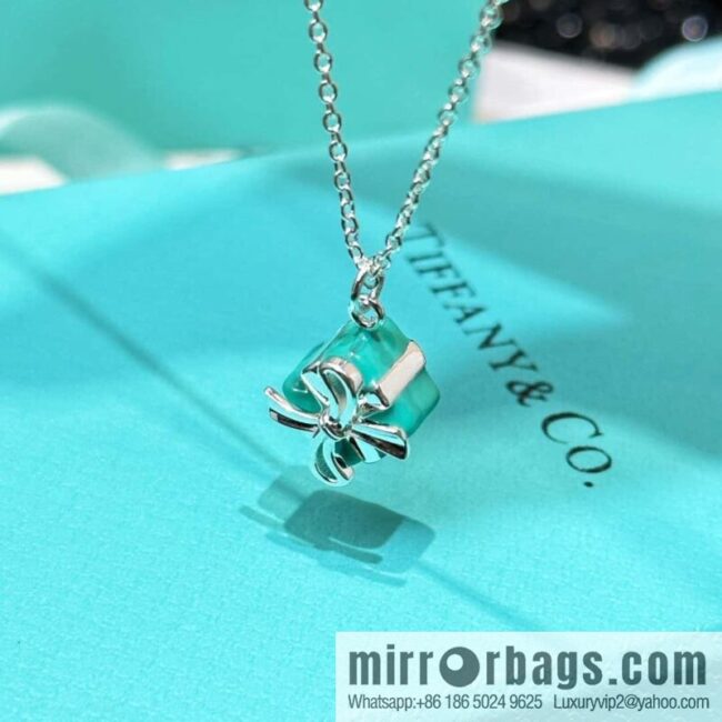 ❗️New ❗️ New ☑️ TIFFANY & Co. gift box necklace