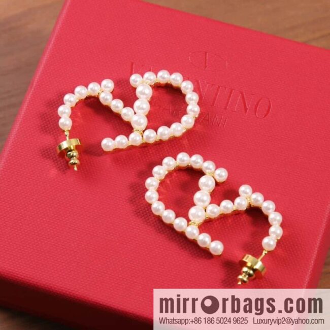 New ☑️ Valentino pearl stud earrings