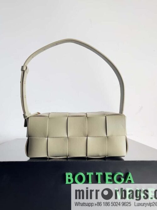 BV autumn and winter beautiful armpit bag BOTTEGA new BRICK CASSETTE model number: 729166 taupe