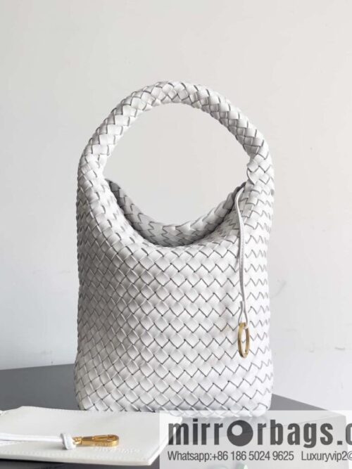 BV Cabat Bucket bucket bag model number: 753172 white