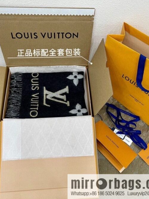 LV Louis Vuitton Rivet Cashmere Scarf Shawl M71588