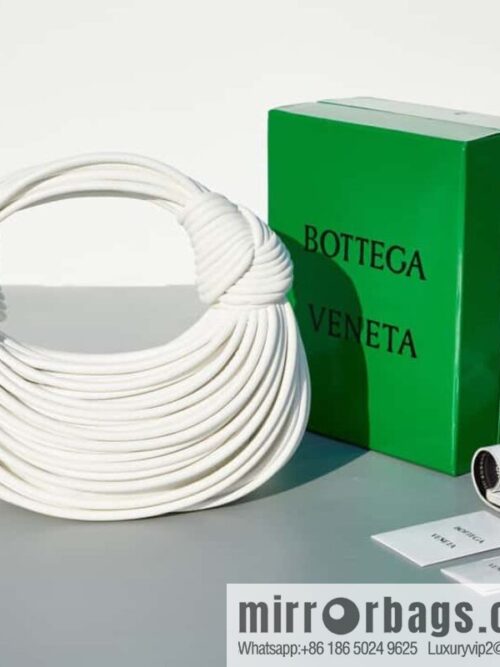 Bottega Veneta, model 680934 autumn and winter new Jodie ramen clutch bag number: 80803 #white