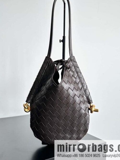#BottegaVeneta, Yang Mi\'s latest bag type of the same Solstice Shoulder Ba, model number: 740898 small chocolate color