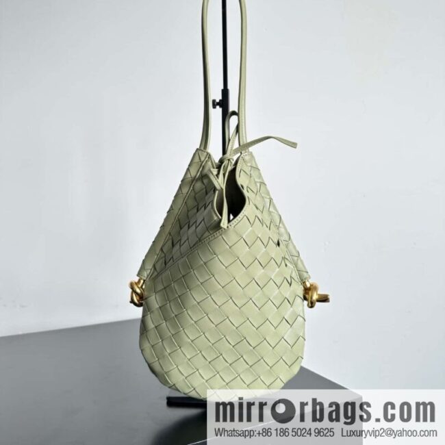 #BottegaVeneta, Yang Mi\'s latest bag of the same Solstice Shoulder Ba model number: 740898 small travertine green