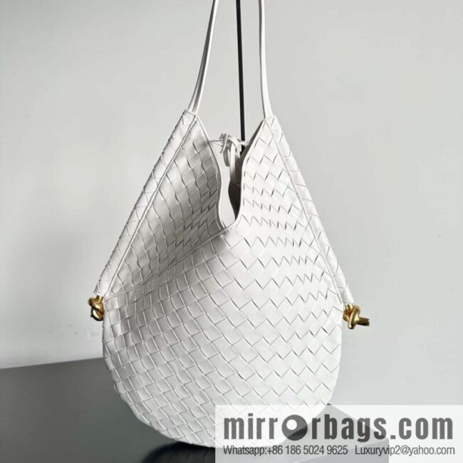 #BottegaVeneta, Yang Mi\'s latest bag type of the same Solstice Shoulder Ba, model number: 740990 large white