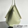 #BottegaVeneta, Yang Mi\'s latest bag type of the same Solstice Shoulder Ba, model number: 740990 large travertine green