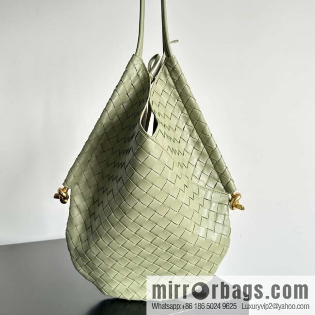 #BottegaVeneta, Yang Mi\'s latest bag type of the same Solstice Shoulder Ba, model number: 740990 large travertine green