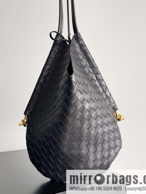 #BottegaVeneta, Yang Mi\'s latest bag type of the same Solstice Shoulder Ba, model number: 740990 large black