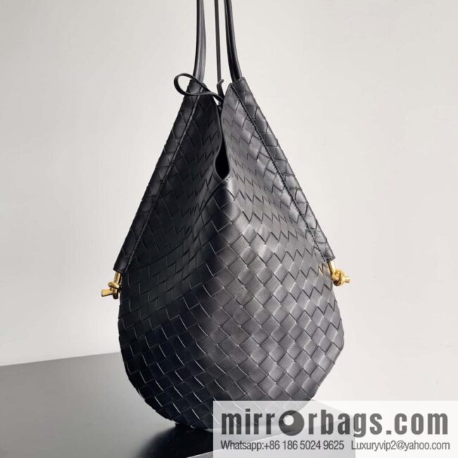 #BottegaVeneta, Yang Mi\'s latest bag type of the same Solstice Shoulder Ba, model number: 740990 large black