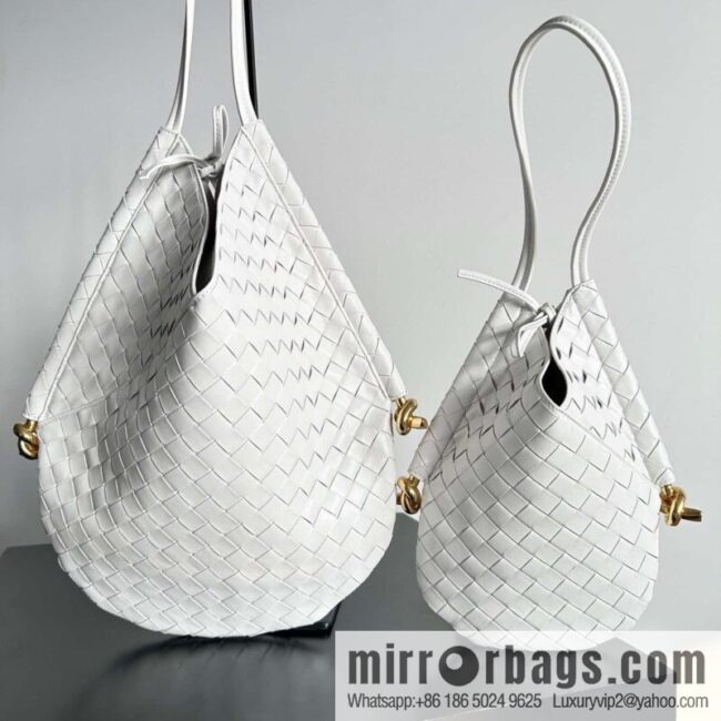 #BottegaVeneta, Yang Mi\'s latest bag type of the same Solstice Shoulder Ba, model number: 740990 large white