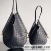 #BottegaVeneta, Yang Mi\'s latest bag type of the same Solstice Shoulder Ba, model number: 740990 large black