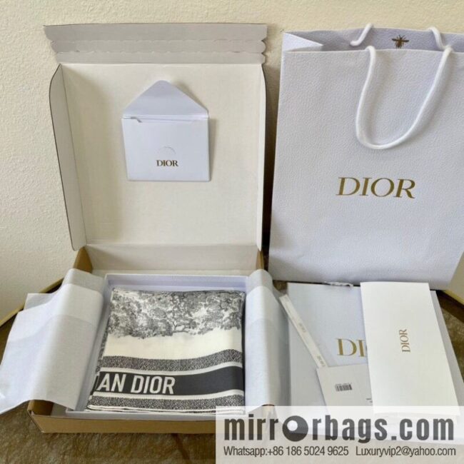 IMG_8525-800x800tg2lnzzxzsc82744_20250701201634.jpg Dior 100% Silk New Sauvage Printed Square Towel