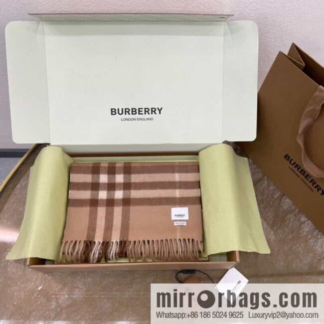 IMG_8597-800x8002uiaw1dtxiu83407_20250701203845.jpg Burberry classic checked cashmere scarf