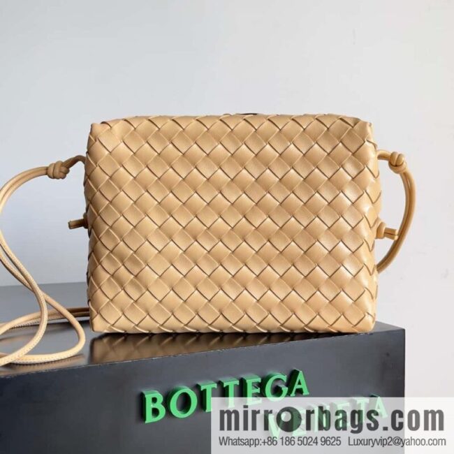 Large 𝗕𝗼𝘁𝘁𝗲𝗴𝗮 𝗩𝗲𝗻𝗲𝘁𝗮 BV latest version loop camera bag model number: 680256 almond color