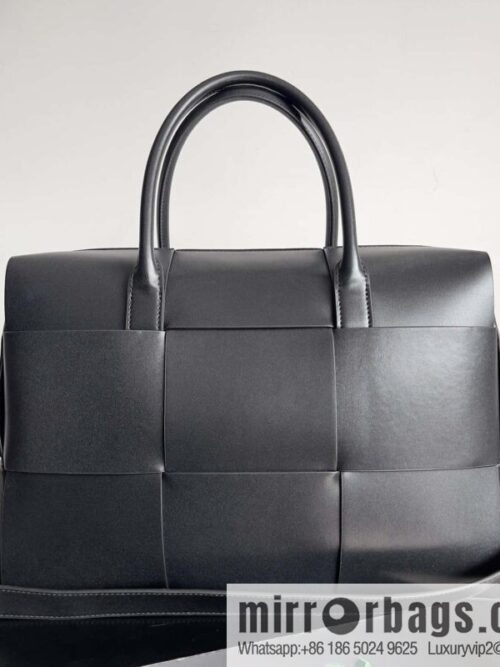 Bottega Veneta men\'s briefcase model number: 746358 black