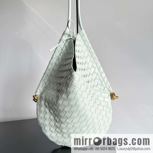 Bottega Veneta, Yang Mi\'s latest bag type of the same Solstice Shoulder Ba, model number: 740990 large ice blue.