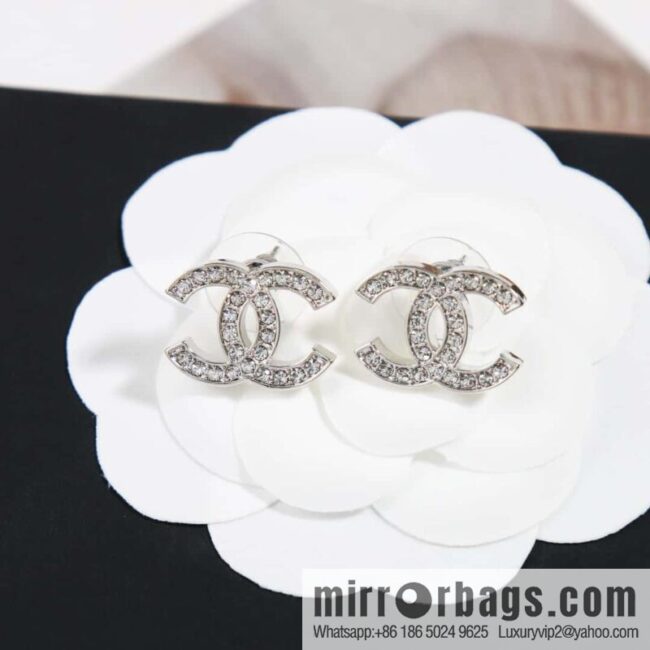☀️New ☑️ Chanel c1 double c gold half diamond diamond earrings ☀️
