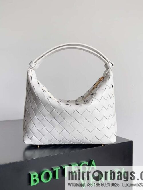 BvWallace shoulder bento bag, model 754443 intrecciato bag, white